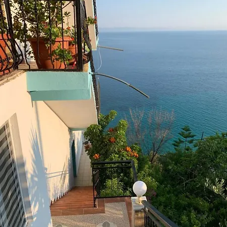 Odhisea Hotel *